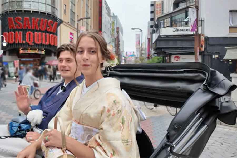 人力車での観光を楽しんだスペンサーさん夫妻（スクリーンショット）