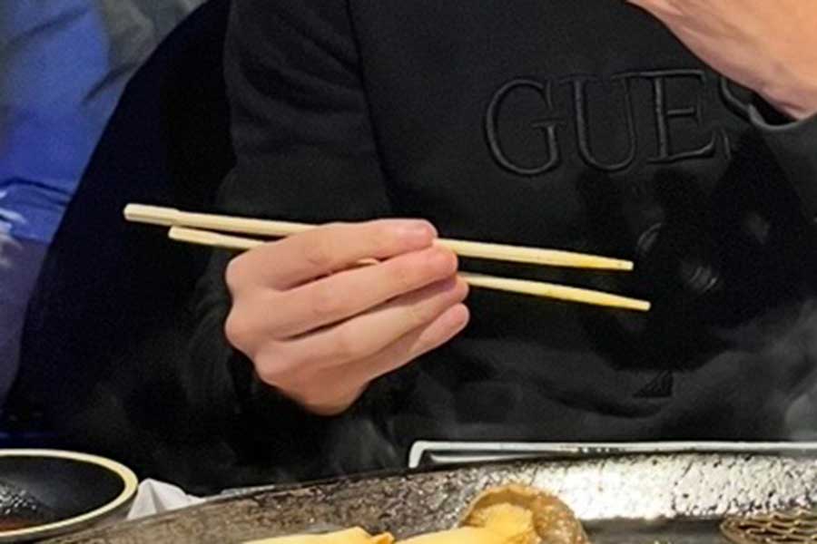 箸の使い方に悪戦苦闘【写真提供：Yo】