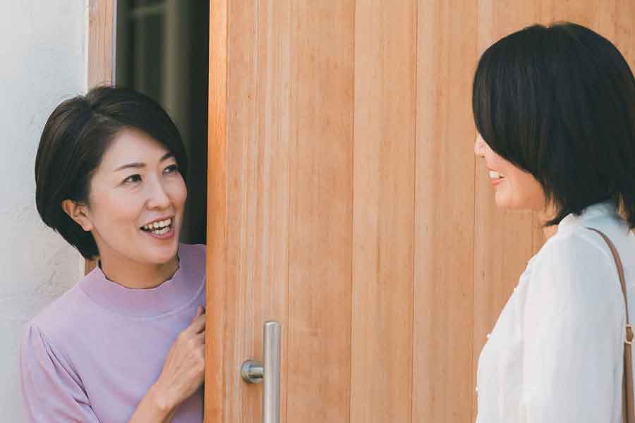 1名利用の宿泊の際、友人などを呼んで2名宿泊するのはNG（写真はイメージ）【写真：PIXTA】