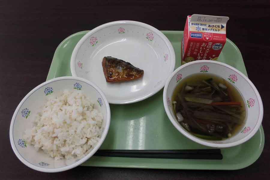 小学校のホームページに掲載されていたという給食の写真【写真：投稿者提供】
