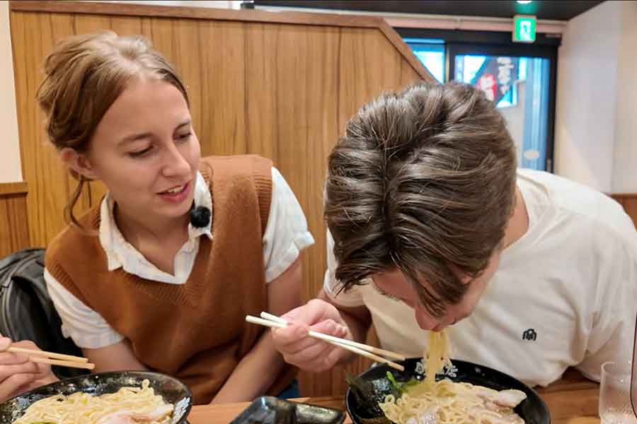 ラーメンをすすって食べるスペンサーさん（スクリーンショット）