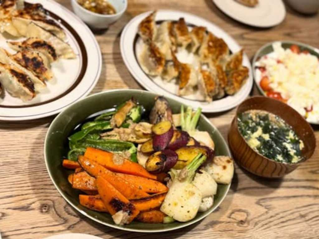 藤本美貴さんが作った夕食。庄司さんと包んだ餃子もおいしそう（スクリーンショット）