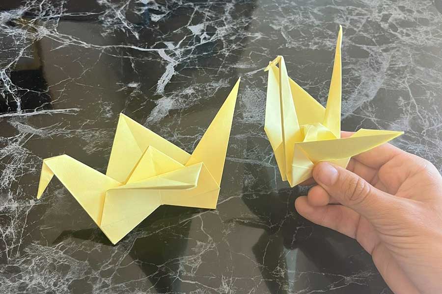 左がイタリアの折り鶴。日本の鶴（右）とは折り方が違う【写真提供：エマヌエル・ルベッリーニ】