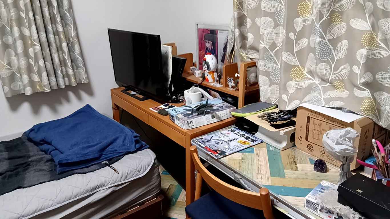 帽子が置かれていた、投稿者さんの自室【写真提供：トロピカル大佐・望月提督（@mochiduki_zuiun）さん】