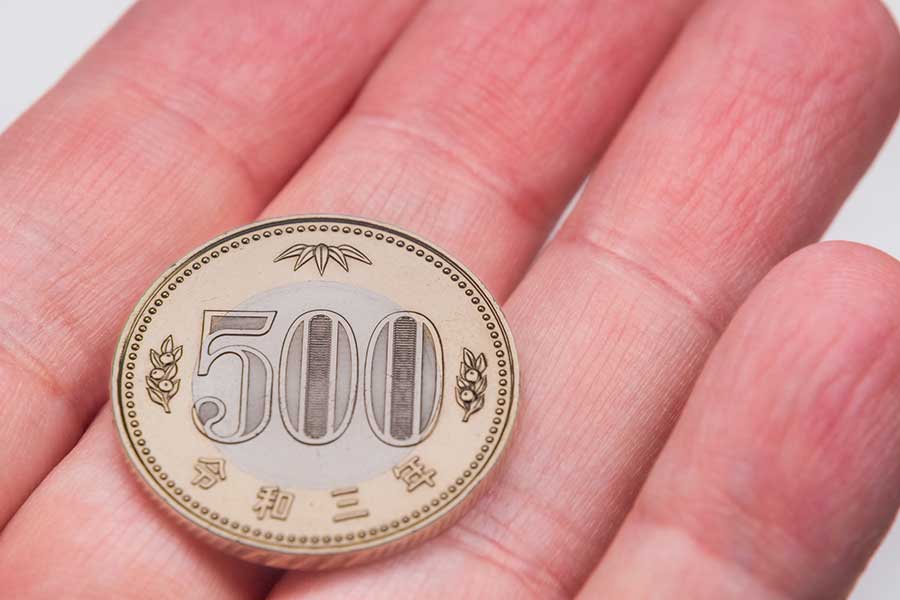 令和3年から発行開始された、現行の500円玉硬貨【写真：PIXTA】
