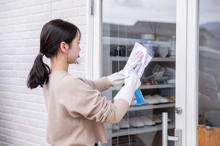 結露の発生でカビの温床になりやすい窓。今のうちに汚れを落としておくのがおすすめ（写真はイメージ）【写真：写真AC】