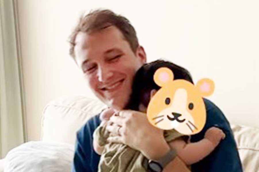 娘さんを優しく抱っこするオレリアンさん（スクリーンショット）