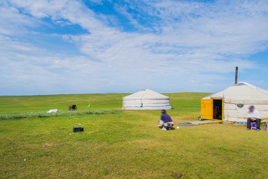 大草原にゲルが点在するモンゴル（写真はイメージ）【写真：写真AC】