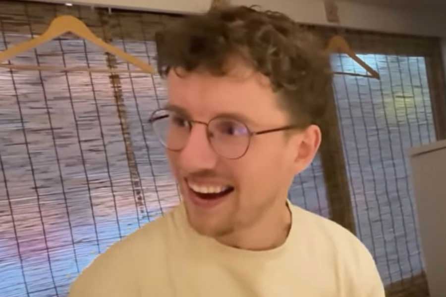 初めて食べるあん肝に衝撃を受けるマークさん（スクリーンショット）