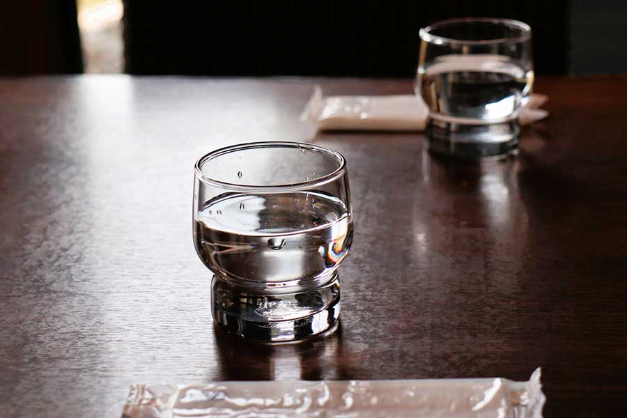 日本の飲食店で、水やおしぼりは無料サービスのひとつ（写真はイメージ）【写真：写真AC】