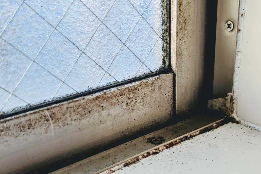 湿度が下がる時期は、浴室の窓枠などに繁殖したカビの対策に最適（写真はイメージ）【写真：PIXTA】