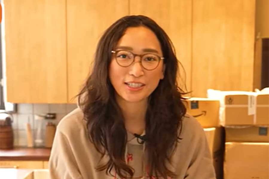 自宅に届いた荷物に囲まれる杏さん（スクリーンショット）