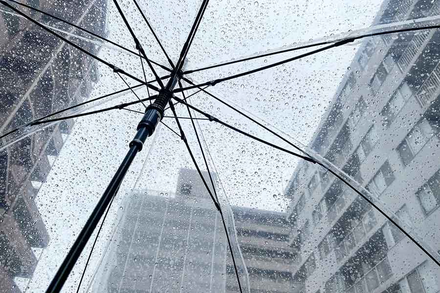 雨の日に役立つビニール傘にも思わぬ危険が（写真はイメージ）【写真：写真AC】