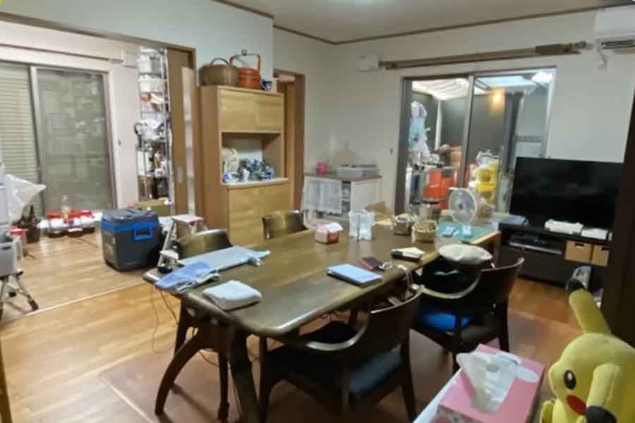 キッチンに納まりきらずダイニングにあふれるもの（スクリーンショット）