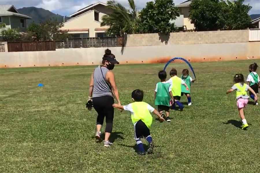息子が4歳のときに習っていたサッカー。試合でどう立ち回ればいいか分からず、右往左往【写真:i-know】
