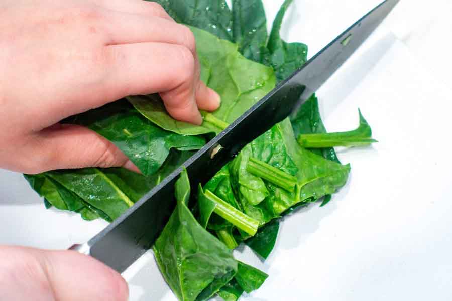 ホウレン草を切ってから下ゆですると、断面から栄養成分が流出するのでNG【写真：写真AC】