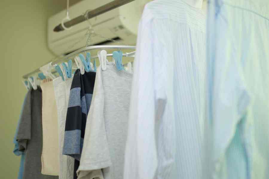 送風口の下にランドリーポールを付けて洗濯物を干すのはNG（写真はイメージ）【写真：PIXTA】