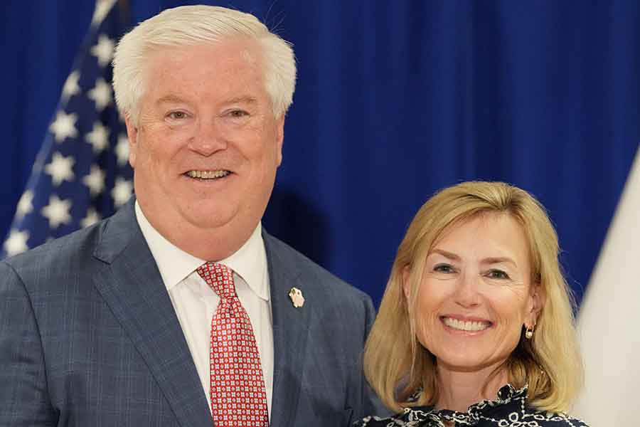 ジョージ・グラス駐日アメリカ大使と妻のメアリーさん【写真：Aflo】