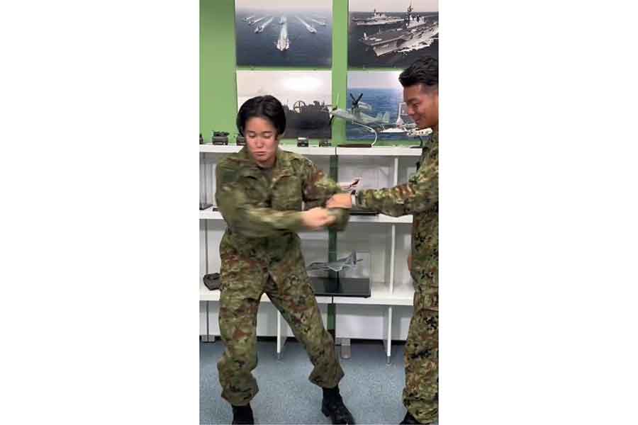 体全体を使って勢いよく捻ることで、相手の手を振りほどく様子（スクリーンショット）