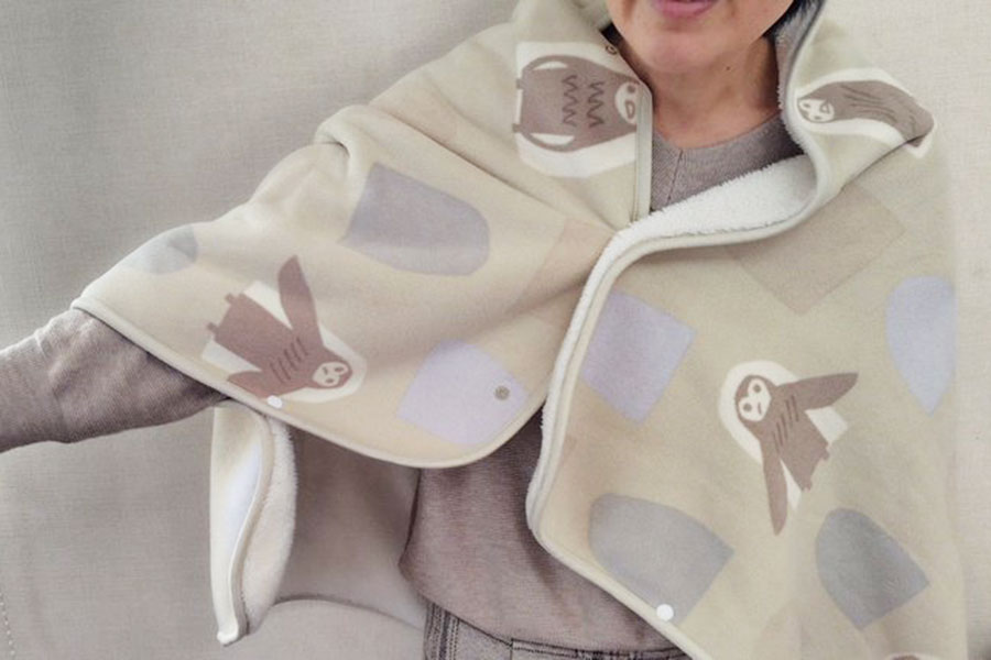 ボタンを留めてブランケットを羽織るずぅ少納言さん【写真提供：ずぅ少納言（@zooming_zooming）さん】