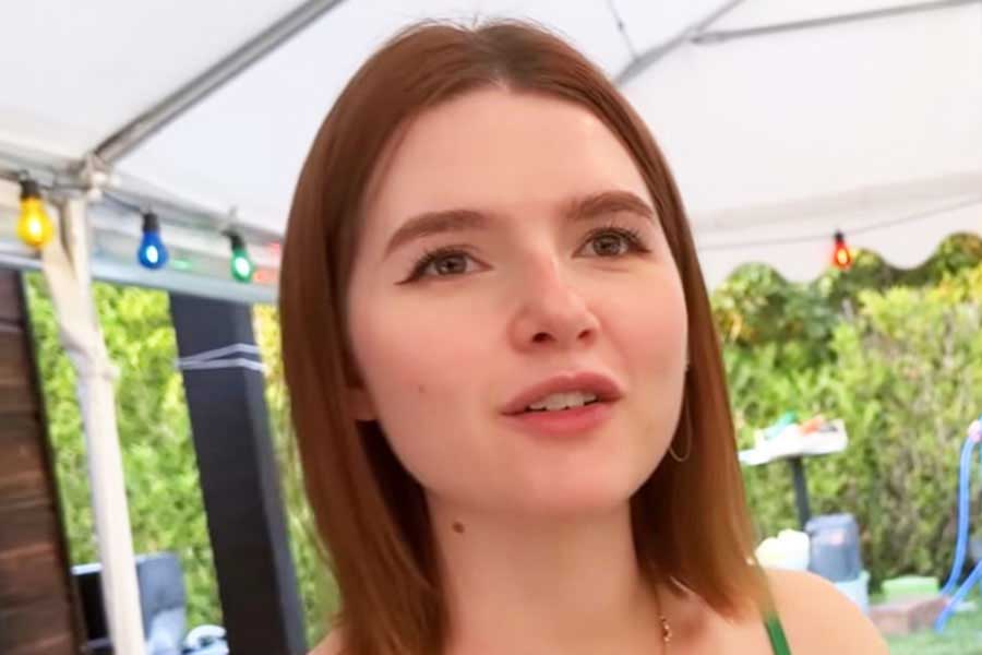 義父と一緒にフランス人の家庭を訪ねたアマンディーヌさん（スクリーンショット）