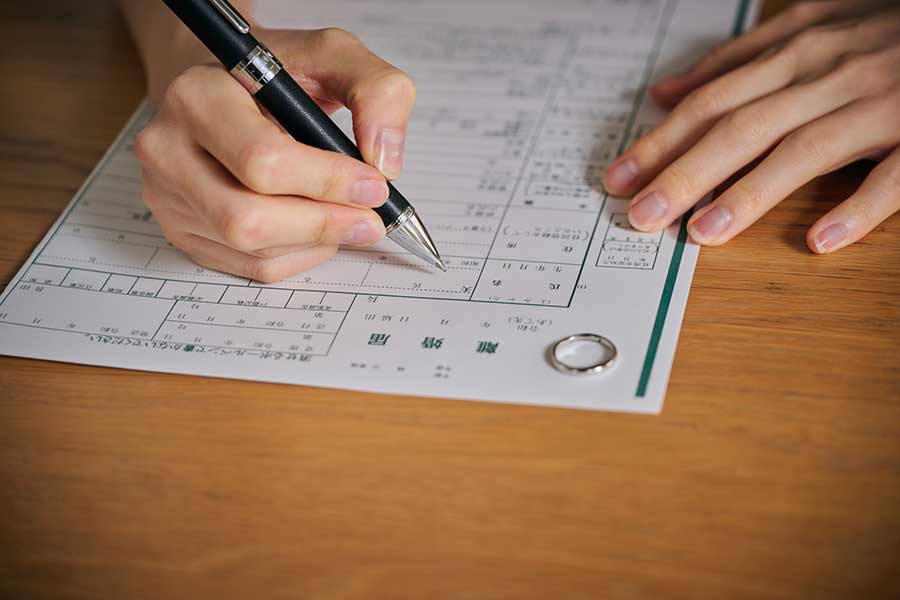 結婚18年目にして離婚を決意（写真はイメージ）【写真：PIXTA】