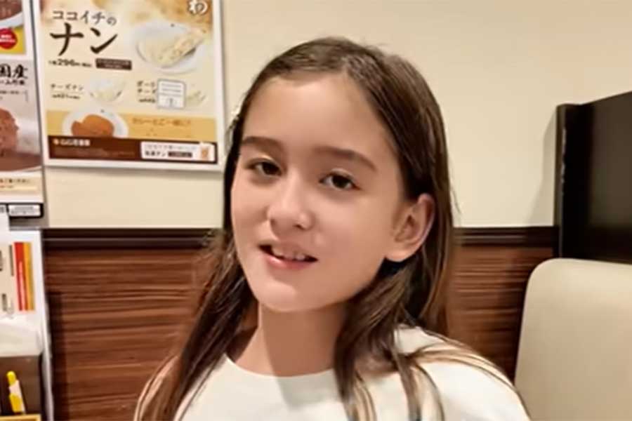 日本の学校給食での思い出を話したエリーシャちゃん（スクリーンショット）