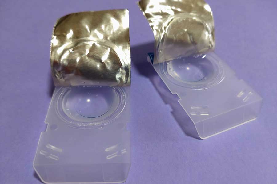 使用済みのコンタクトレンズを、ゴミ箱に入れず放置（写真はイメージ）【写真：写真AC】