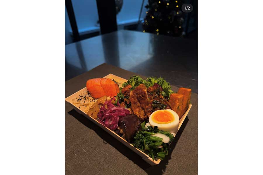 滝沢さんが作った弁当。外はまだ薄暗い（スクリーンショット）