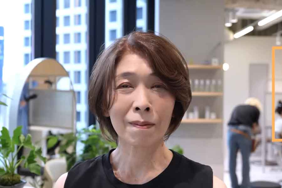 思い切ったショートカットで大変身を遂げた60代女性（画像はスクリーンショット）