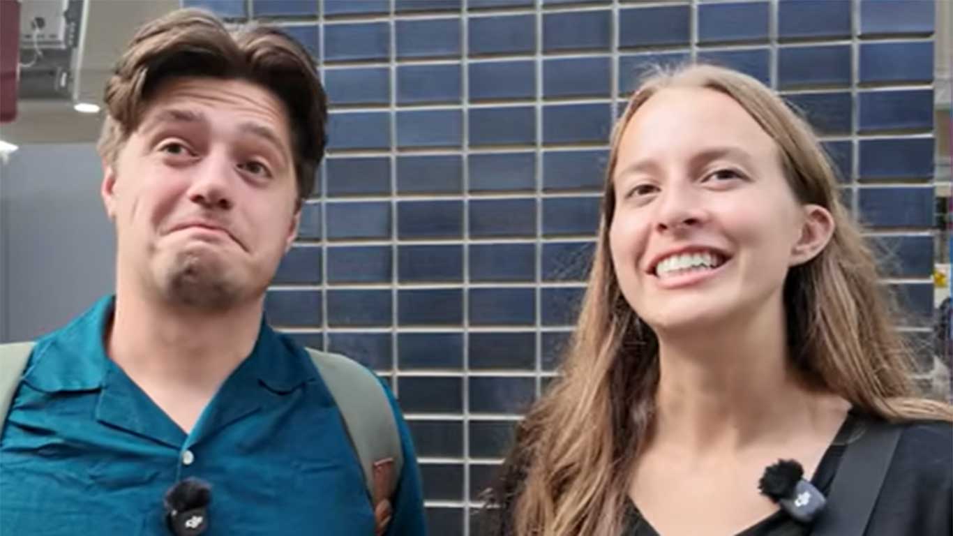 アメリカ人YouTuber・ジェイソンさんの弟夫婦、（左から）スペンサーさんとアレックスさん（スクリーンショット）