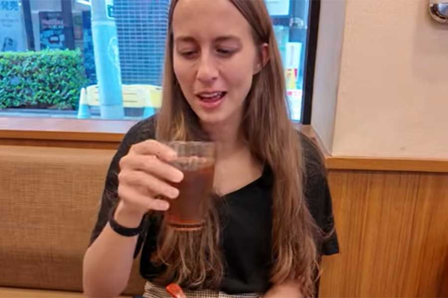 麦茶を飲んでなんともいえない表情のアレックスさん（スクリーンショット）