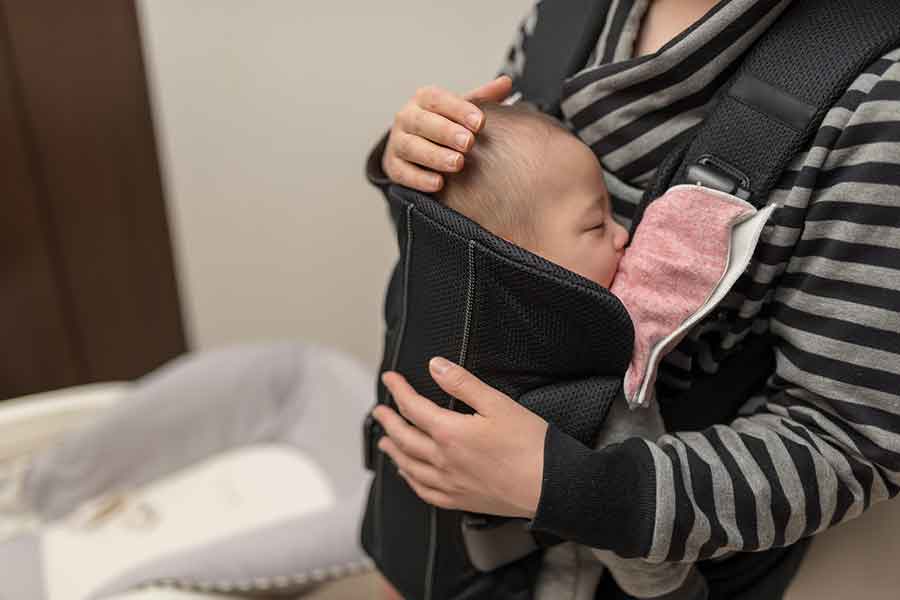 抱っこ紐で抱かれて眠る赤ちゃん。思わぬ事故も（写真はイメージ）【写真：PIXTA】