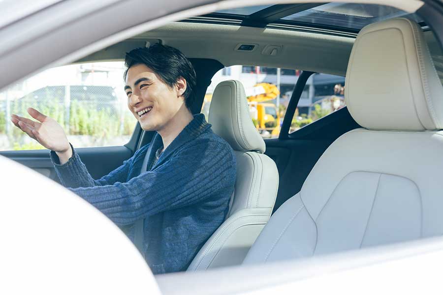 道を譲るドライバー（写真はイメージ）【写真：PIXTA】