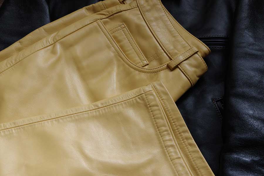 革素材のパンツはズボンプレッサーにかけてはいけない（写真はイメージ）【写真：写真AC】