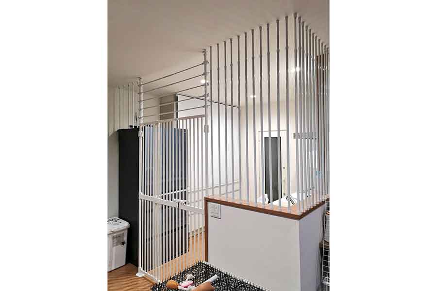 話題になった一枚。隙間なく突っ張り棒が！【写真提供：毛だらけ（@Mewchannikki）さん】