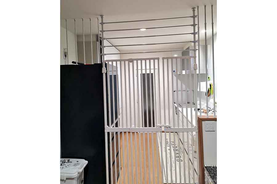 完成させたキッチンドアは天井のあたりまでしっかりガード【写真提供：毛だらけ（@Mewchannikki）さん】