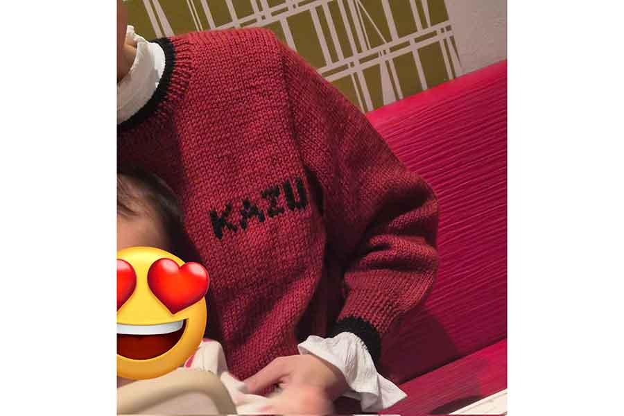 胸に名前が刺繍されたセーターは妻の普段着に【写真提供：ギガデ医ン（@Kazupoyo15）さん】