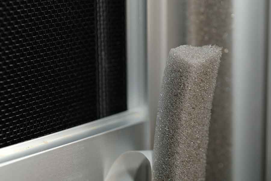 隙間風が入ってきやすい窓周りには隙間テープを（写真はイメージ）【写真：PIXTA】