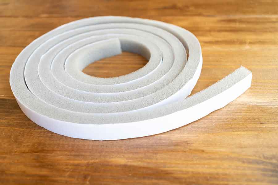 ホームセンターなどで手に入る隙間テープ（写真はイメージ）【写真：PIXTA】