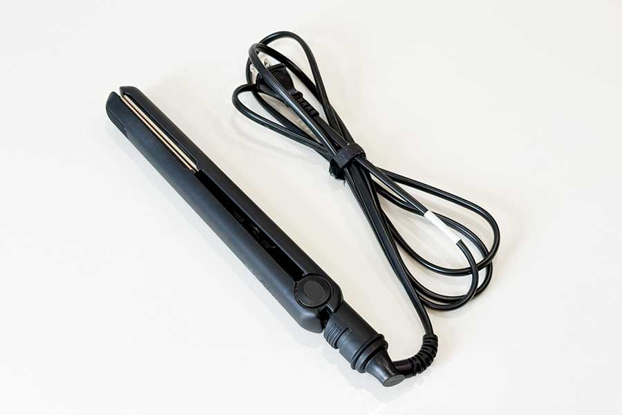 コード式のヘアアイロンは、機内持ち込みでも預け手荷物に入れてもOK（写真はイメージ）【写真：写真AC】