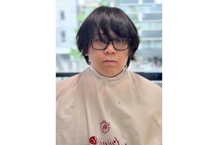 前髪が伸びて、全体的に暗いイメージの男性（スクリーンショット）