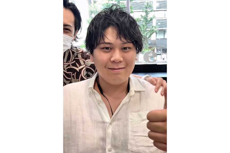 すっきりした仕上がりに満足して、笑顔でサムズアップをする男性（スクリーンショット）