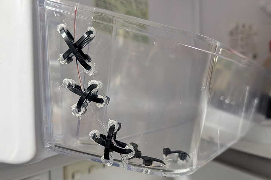 結束バンドで冷蔵庫のドアポケットを補修【写真提供：さくやの（@PGM_Hecate_II）さん】