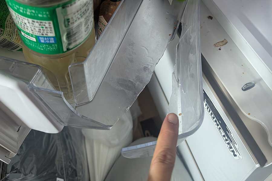 壊れてしまった冷蔵庫のドアポケット【写真提供：さくやの（@PGM_Hecate_II）さん】