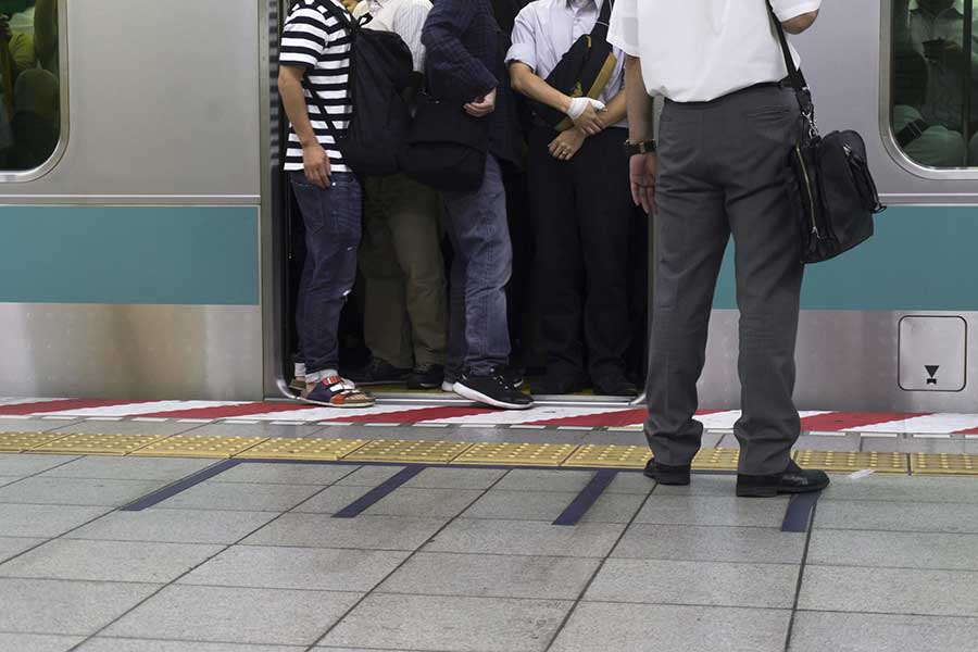 ラッシュ時はぎゅうぎゅう詰めになることも（写真はイメージ）【写真：PIXTA】