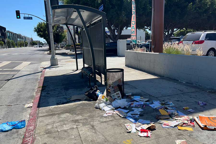 ゴミ箱の中身が荒らされたロサンゼルスのバス停【写真：Yo】