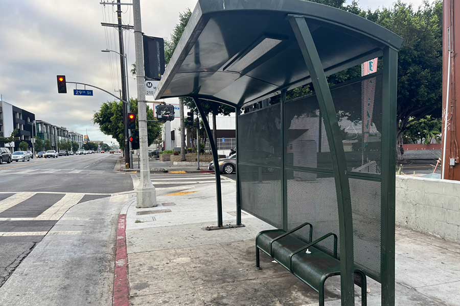 ロサンゼルスのバス停【写真：Yo】
