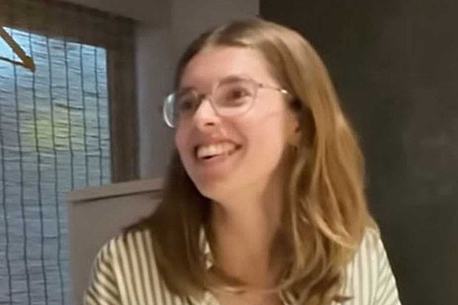 「マグロのしょうゆ煮」に感激するサナさん（スクリーンショット）