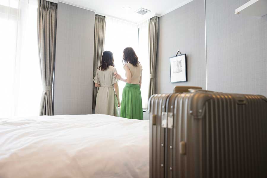 宿泊者以外の人を客室に招き入れるのはNG（写真はイメージ）【写真：PIXTA】